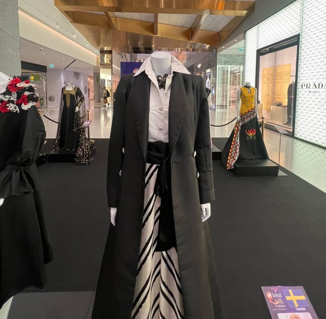 While the World’s Economists Meet in Bangkok, Thai Silk Takes the Runway